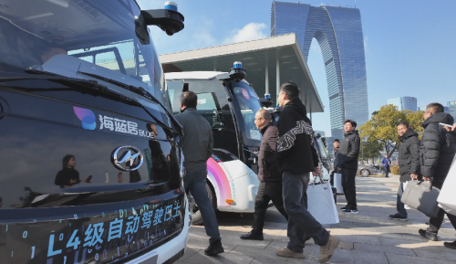 “无人驾驶+绿色环卫”双加持！苏州金龙精彩亮相2024年苏州环卫大会(图2)
