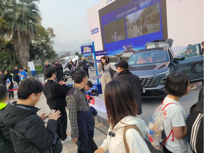 2025重马鸣枪开跑！这场高水准赛事让无数市民“AI”上长安智造(图3)