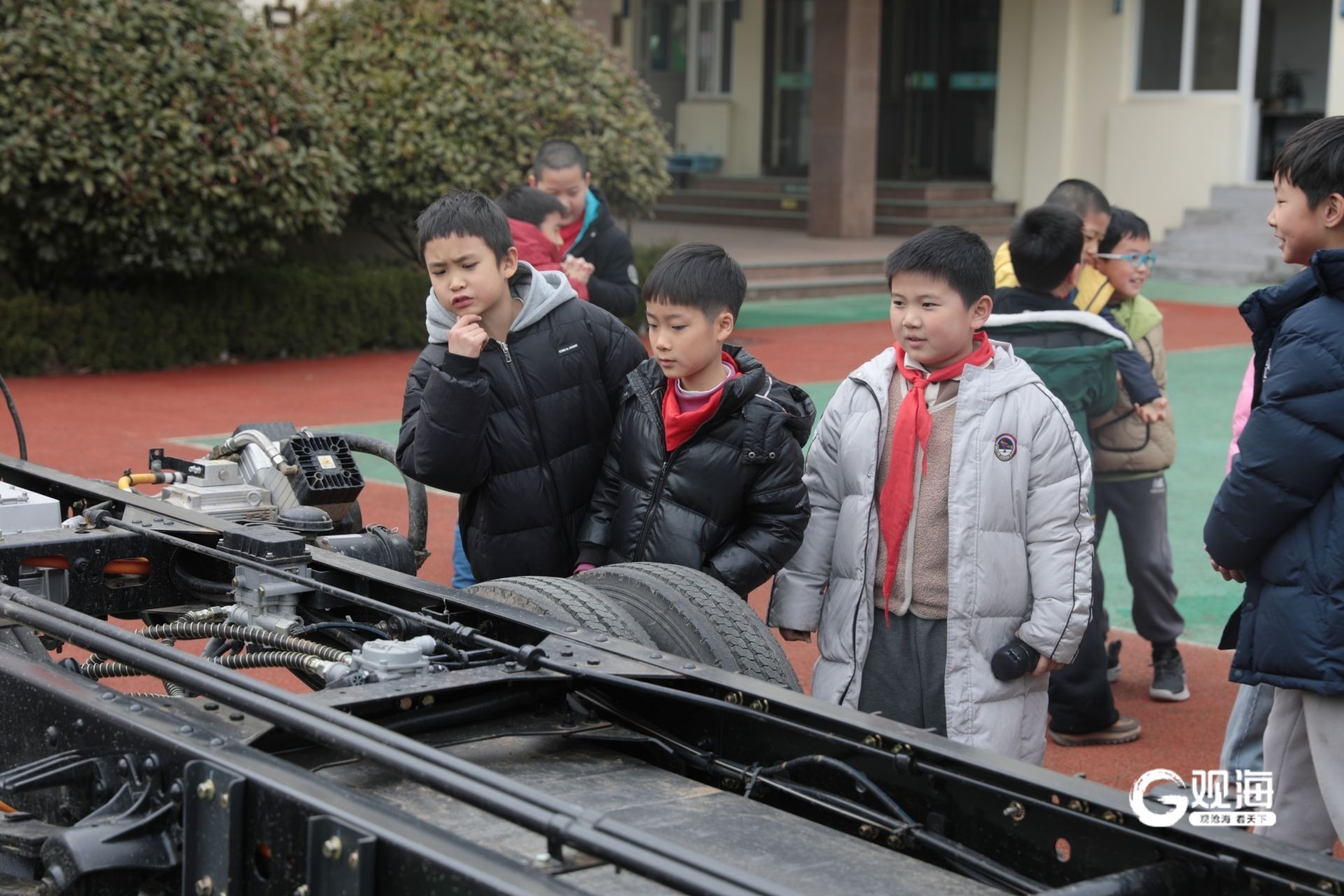 共话智创未来青岛这所小学引领学生们感受中国汽车工业发展历程与科技魅力
