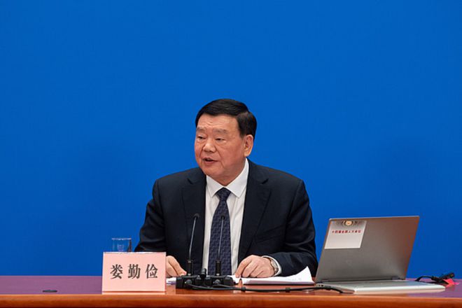 人工智能成两会热词：DeepSeek、机器人机器狗、智能驾驶、AI问诊……
