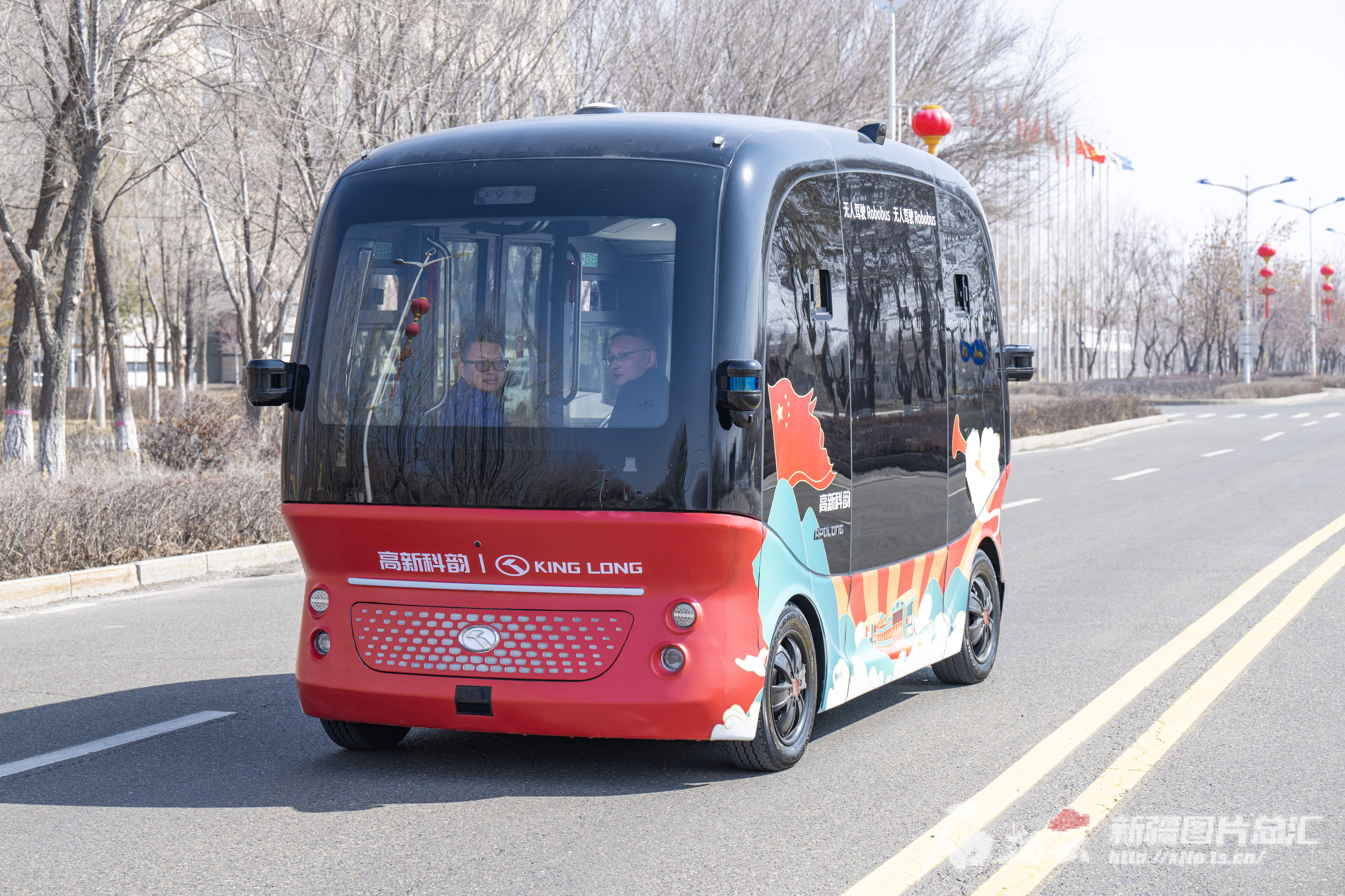 新疆首辆无人驾驶小巴“上岗”了