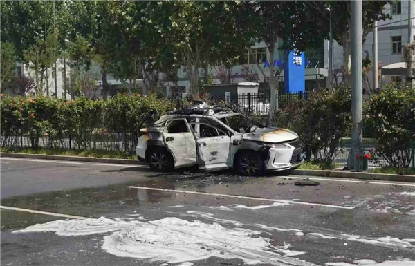 小马智行无人驾驶车撞上绿化带起火事故原因暂不详(图2)