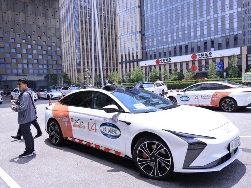 上海Robotaxi大跨步：允许主驾无人+收费运营(图1)
